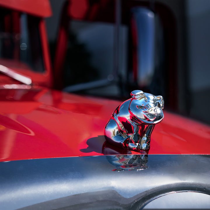 Die-Cast Sitting Pig Hood Ornament - Chrome